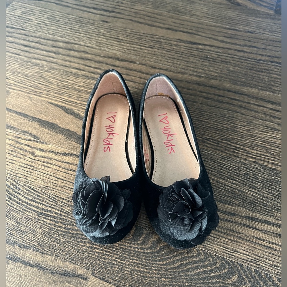 Little girls size 11 black, flower, velvet dress shoe